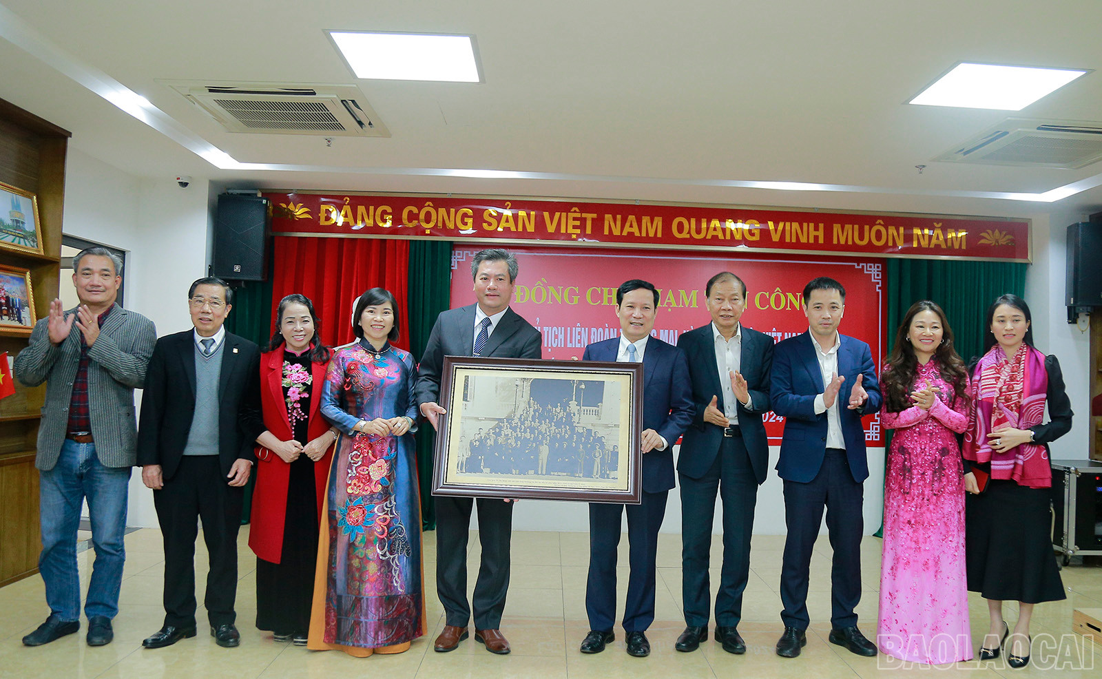 Đồng chí Phạm Tấn Công, Chủ tịch VCCI tặng Hiệp hội Doanh nghiệp tỉnh Lào Cai bức ảnh "Chủ tịch Hồ Chí Minh gặp gỡ giới công thương." baolaocai-vc-5-7891.jpg