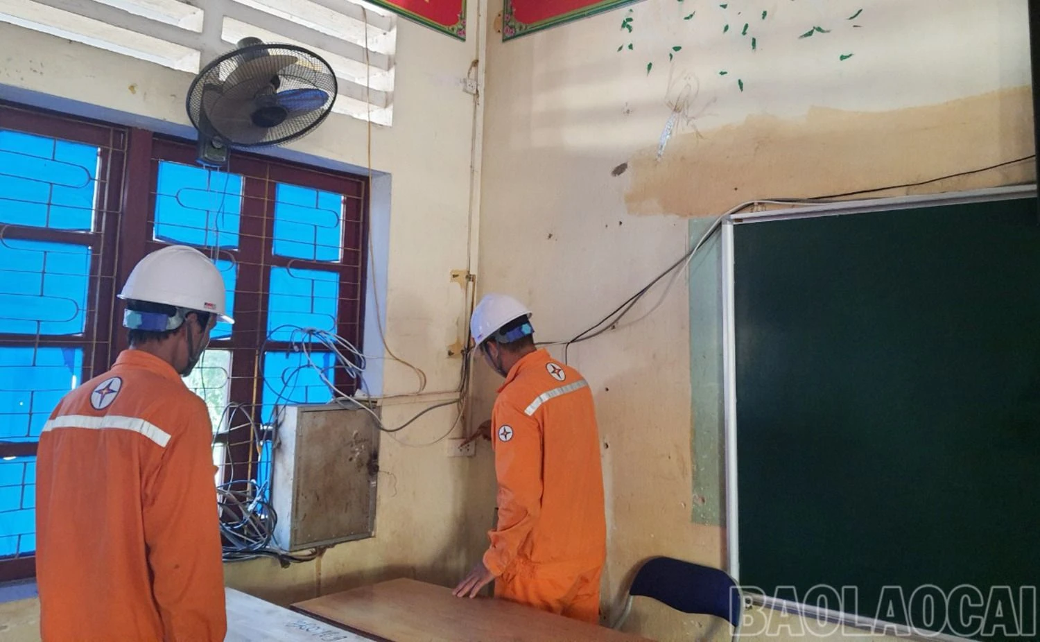 Công nhân Điện lực Văn Bàn kiểm tra, sửa chữa hệ thống điện tại phòng thi.jpg