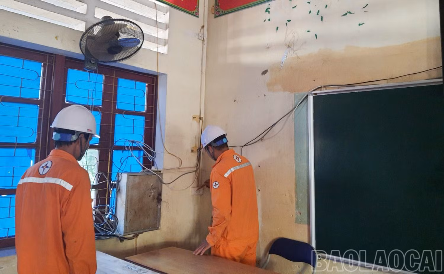 Công nhân Điện lực Văn Bàn kiểm tra, sửa chữa hệ thống điện tại phòng thi.jpg