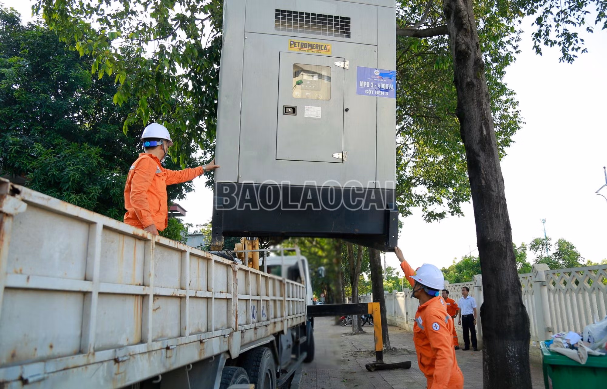 Điện lực thành phố Lào CaiĐưa máy phát điện công suất lớn vào phục vụ điểm thi.JPG