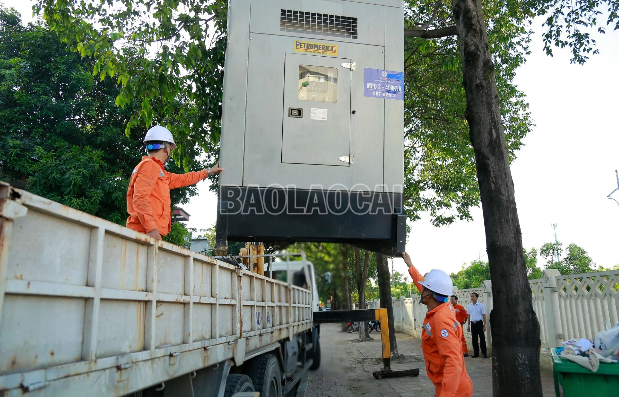 Điện lực thành phố Lào CaiĐưa máy phát điện công suất lớn vào phục vụ điểm thi.JPG