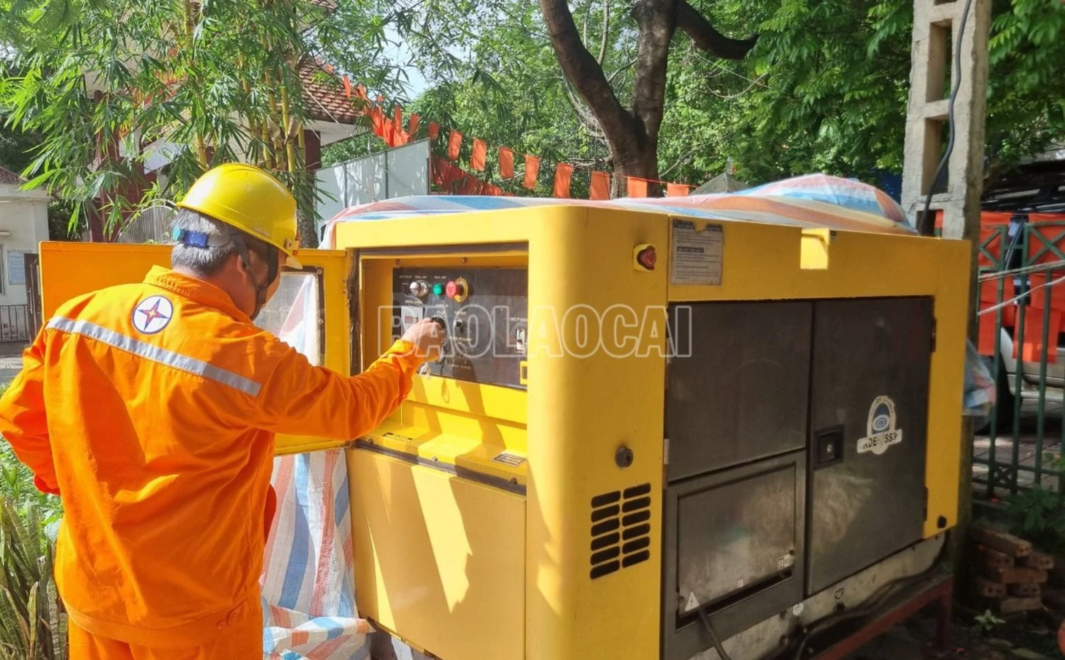 Lắp đặt và hiệu chỉnh máy phát điện tại điểm thi đặt tại trường THPT số 1 Bảo Yên.jpg