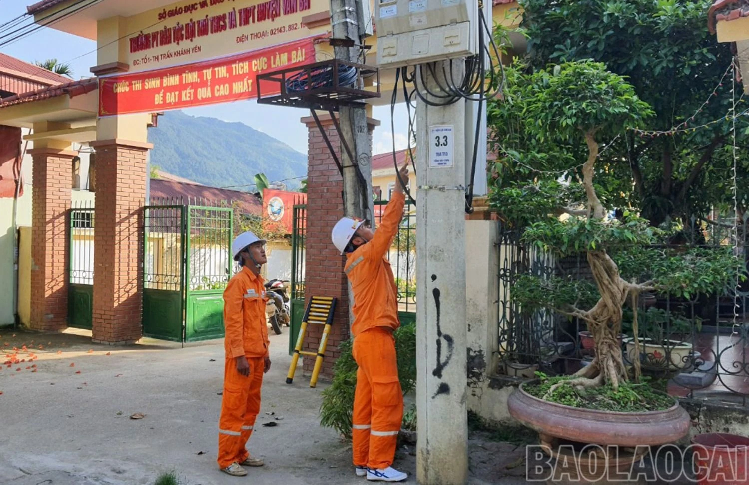 Kiêm tra đường dây 0,4kV cung cấp điện cho các điểm thi.jpg