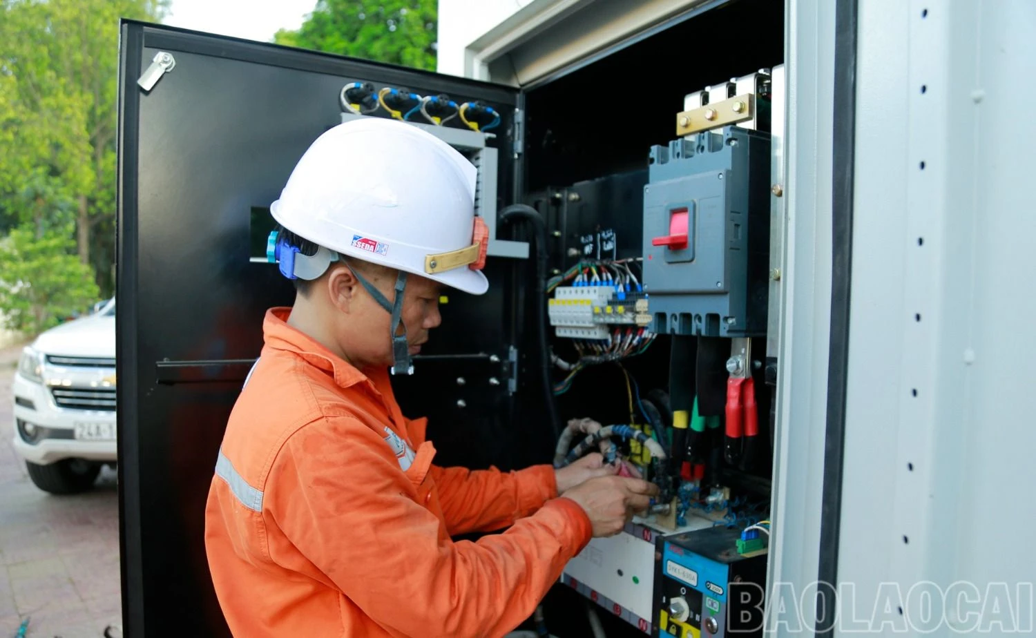 Đấu nối máy phát điện vào điểm thi số 1 (Trường THPT số 1 thành phố Lào Cai).JPG