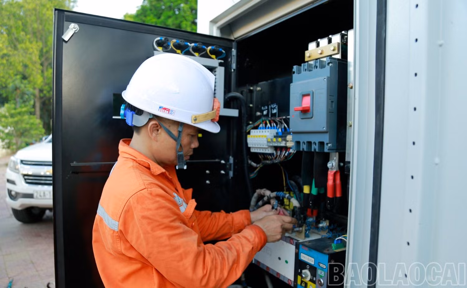 Đấu nối máy phát điện vào điểm thi số 1 (Trường THPT số 1 thành phố Lào Cai).JPG