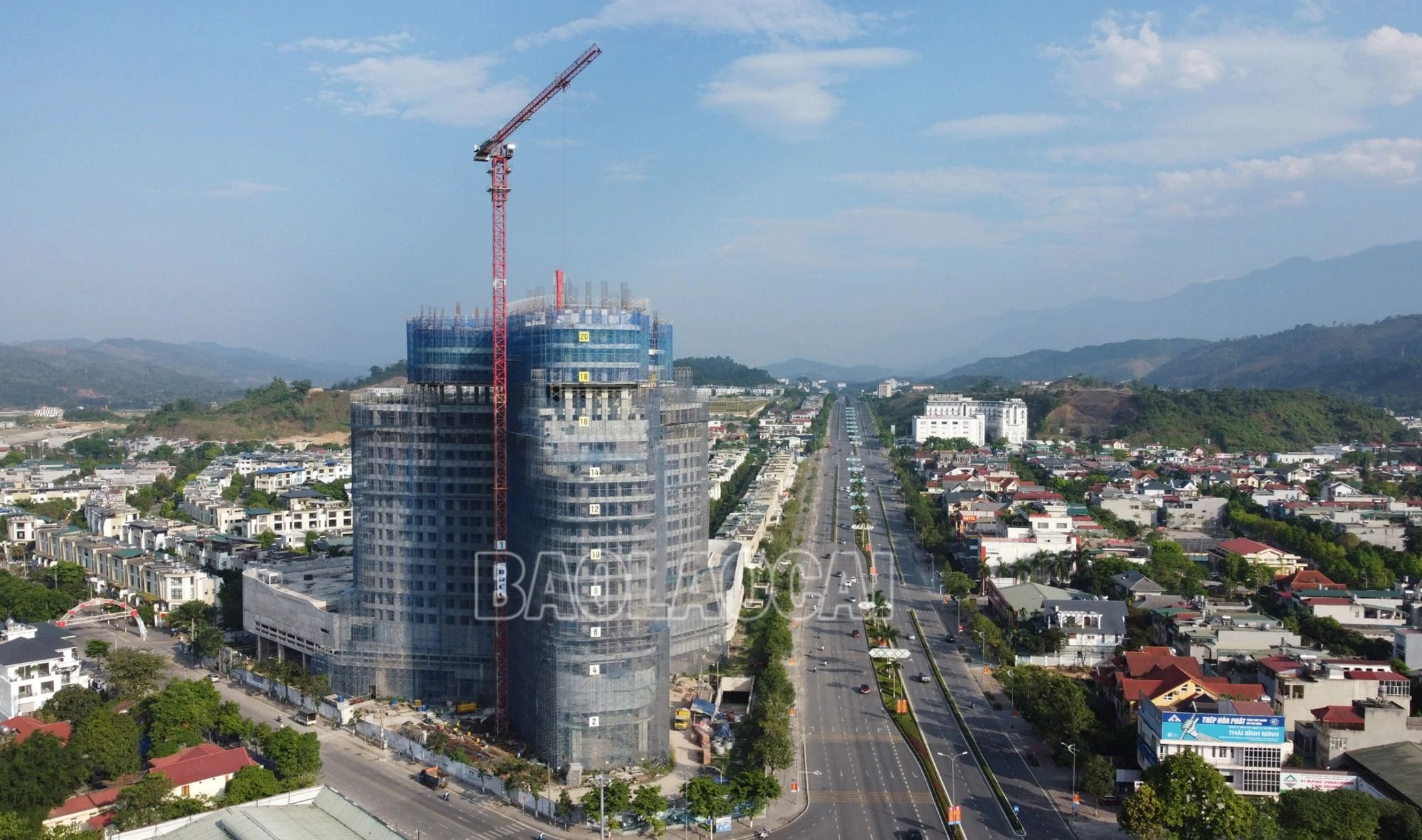 Tòa tháp Bitexco đang được xây dựng.JPG