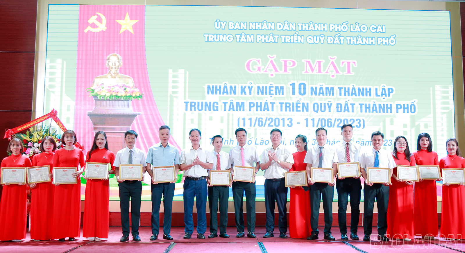 Thường trực UBND thành phố khen thưởng các tập thể, cá nhân có thành tích xuất sắc. baolaocai_qd (4).JPG