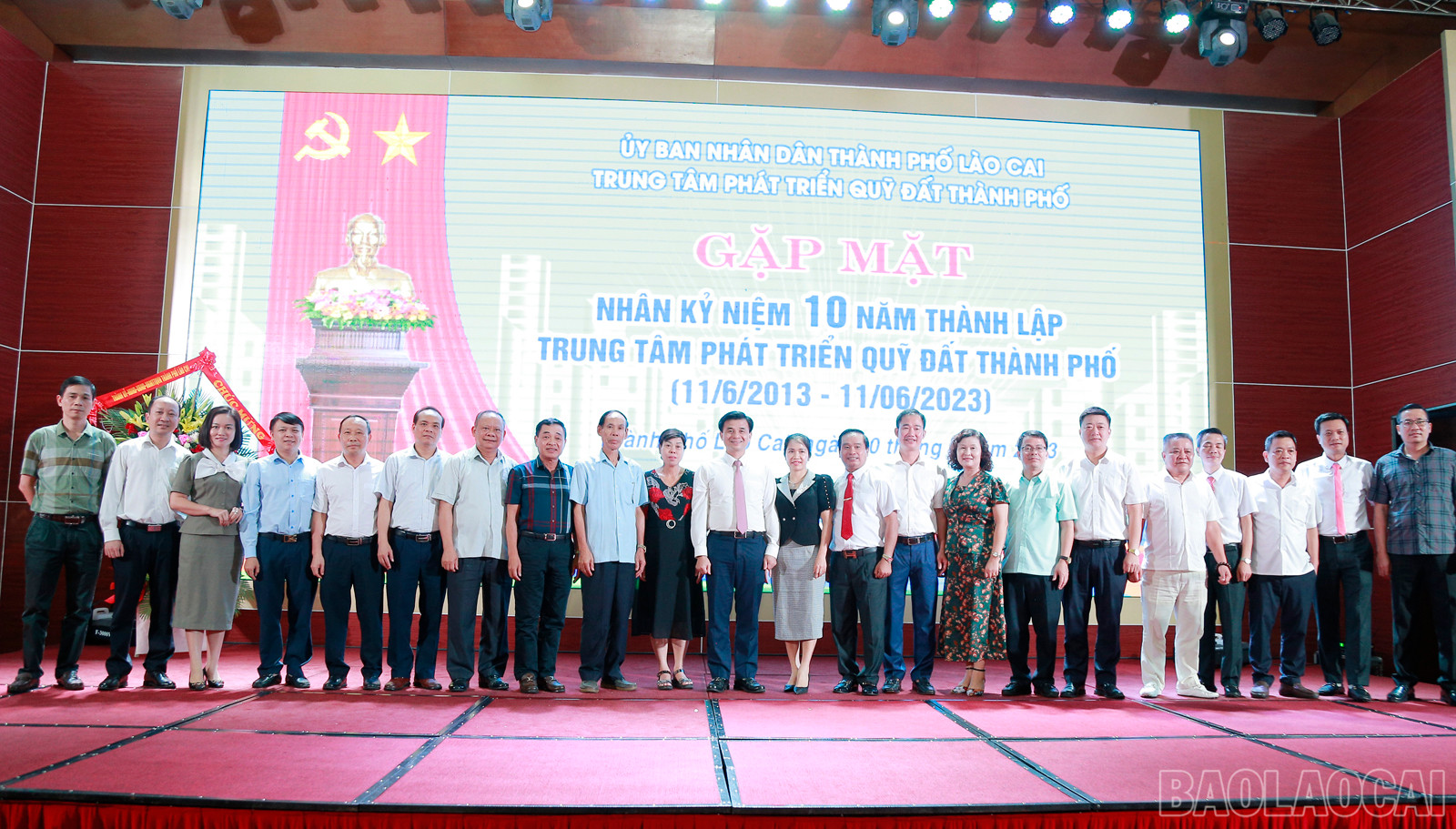 Thường trực Thành ủy, HĐND, UBND thành phố chụp ảnh lưu niệm với các đại biểu. baolaocai_qd (5).JPG