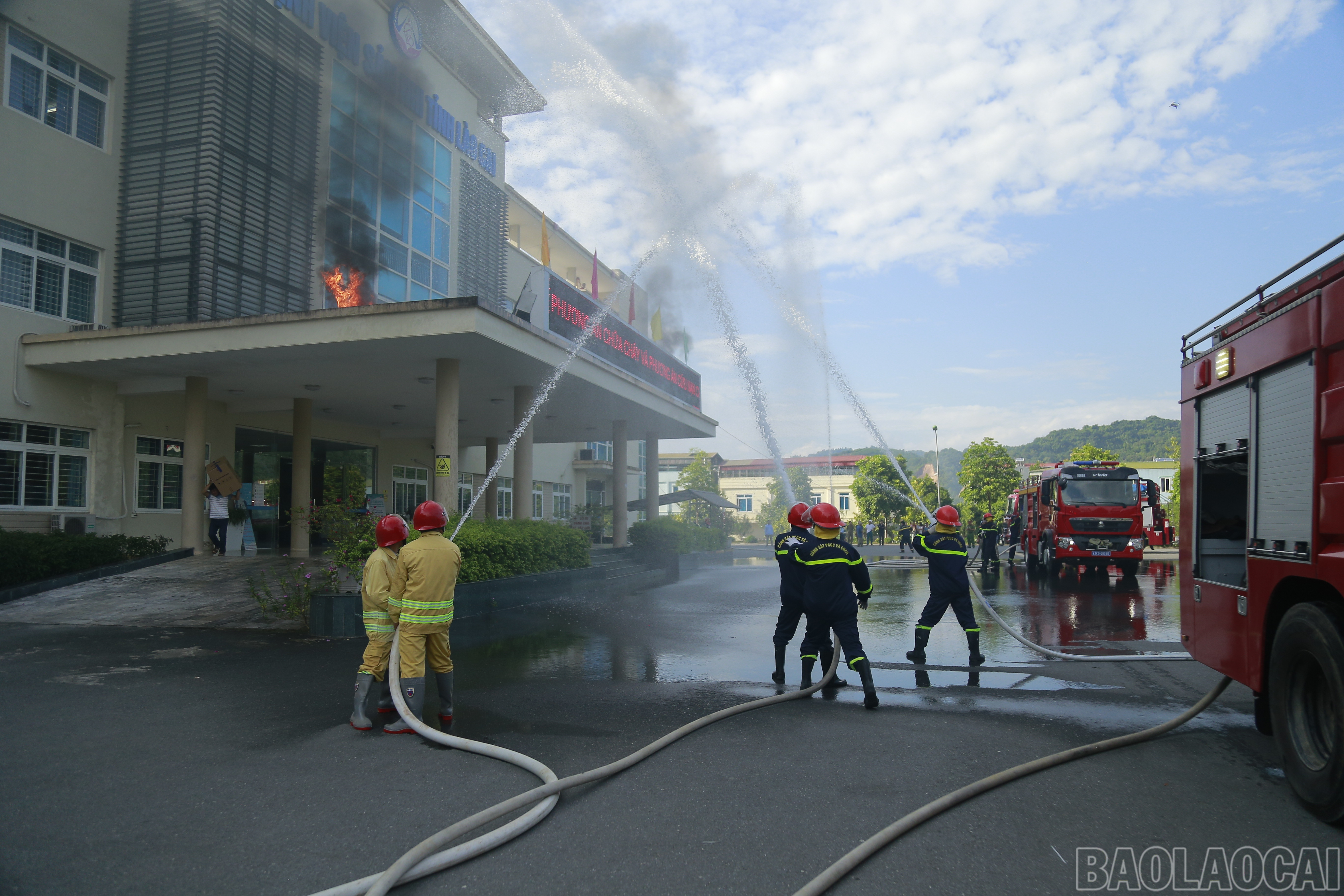 Nhận được tin báo, lực lượng chữa cháy chuyên nghiệp khẩn trương đến hiện trường phối hợp với lực lượng tại chỗ dập lửa. baolaocai_dientap (4).JPG