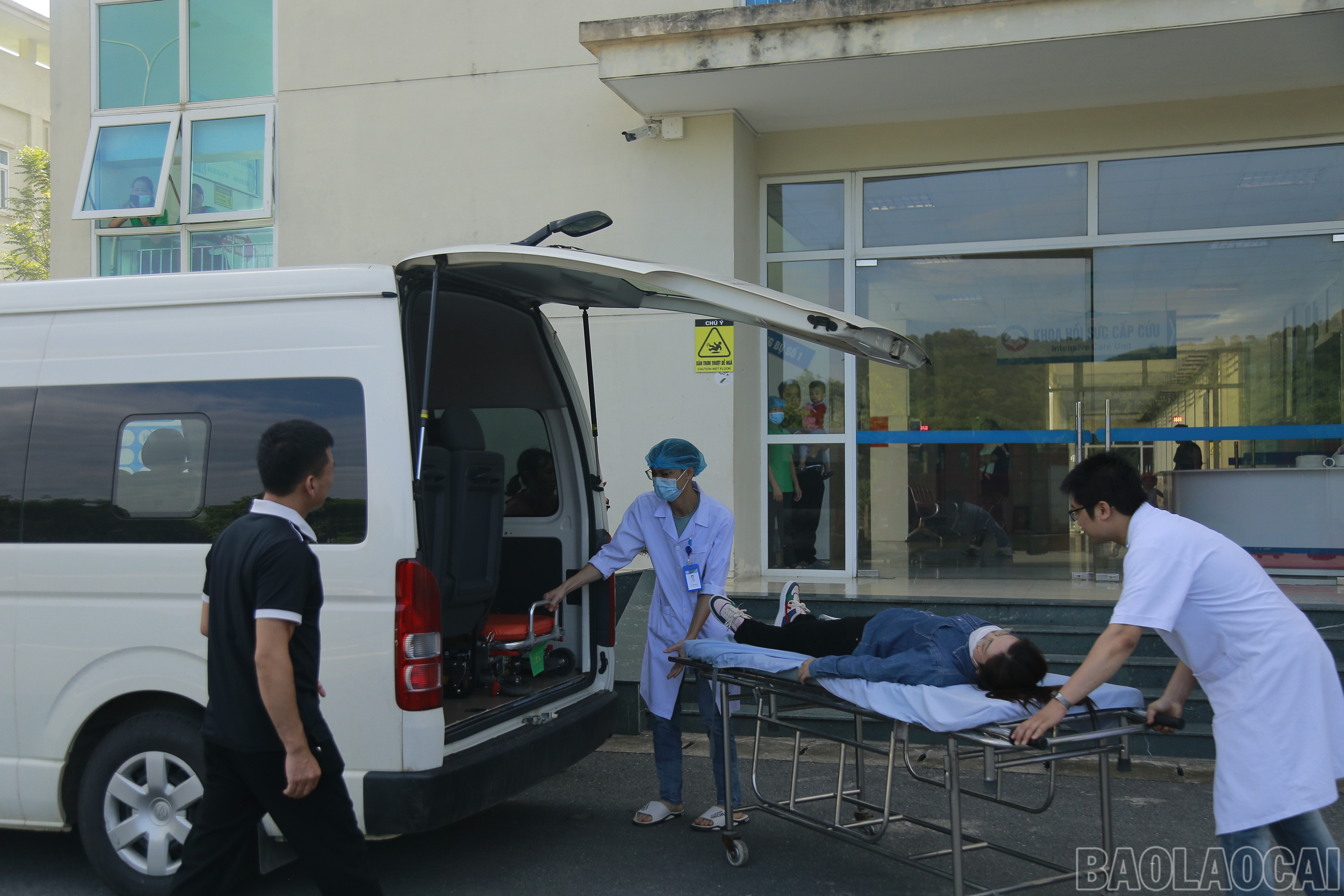 Những người bị thương nặng được đưa lên xe cấp cứu. baolaocai_dientap (3).JPG