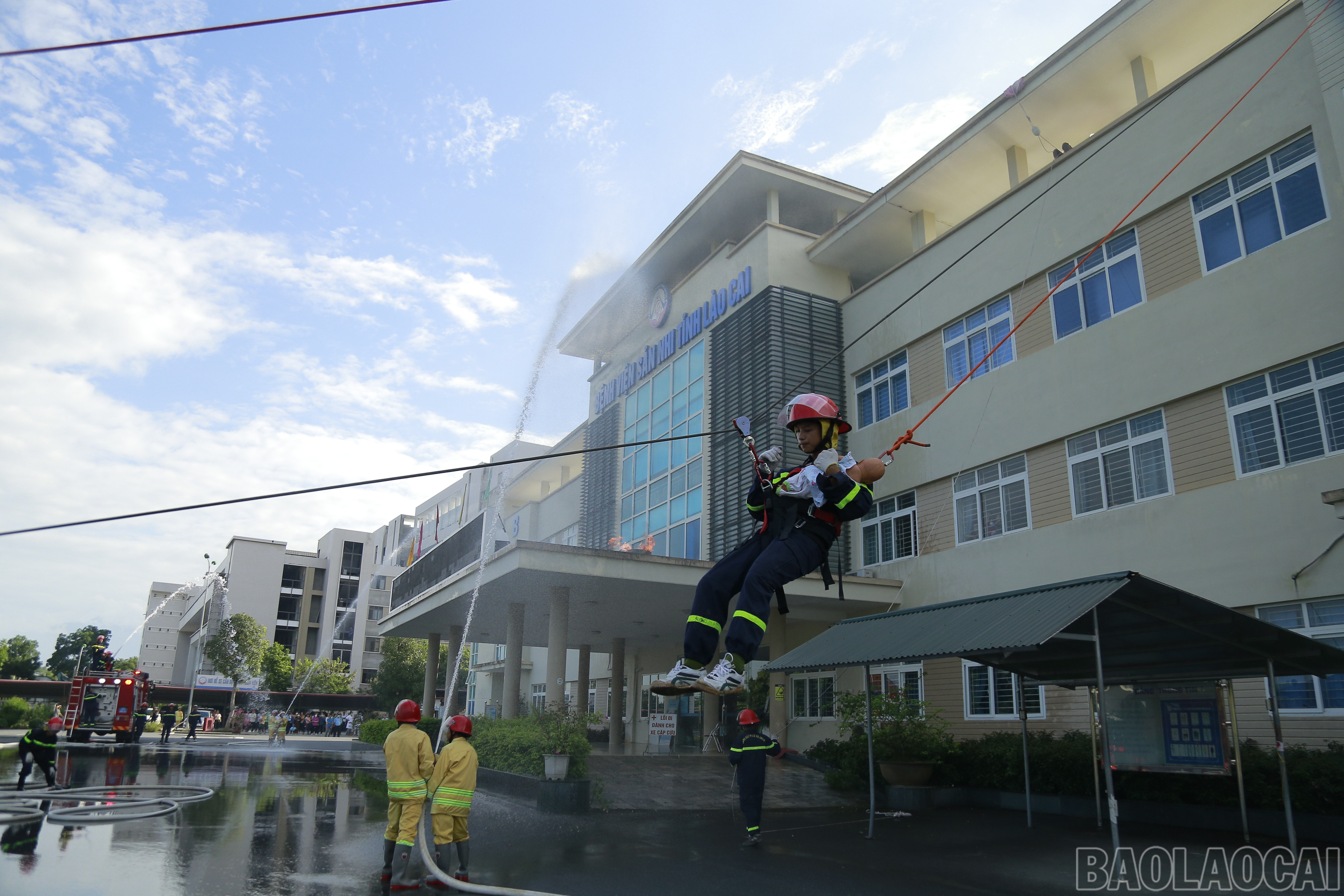 Cảnh sát phòng cháy, chữa cháy và cứu nạn, cứu hộ đu dây cứu người từ trên tầng cao. baolaocai_dientap (6).JPG