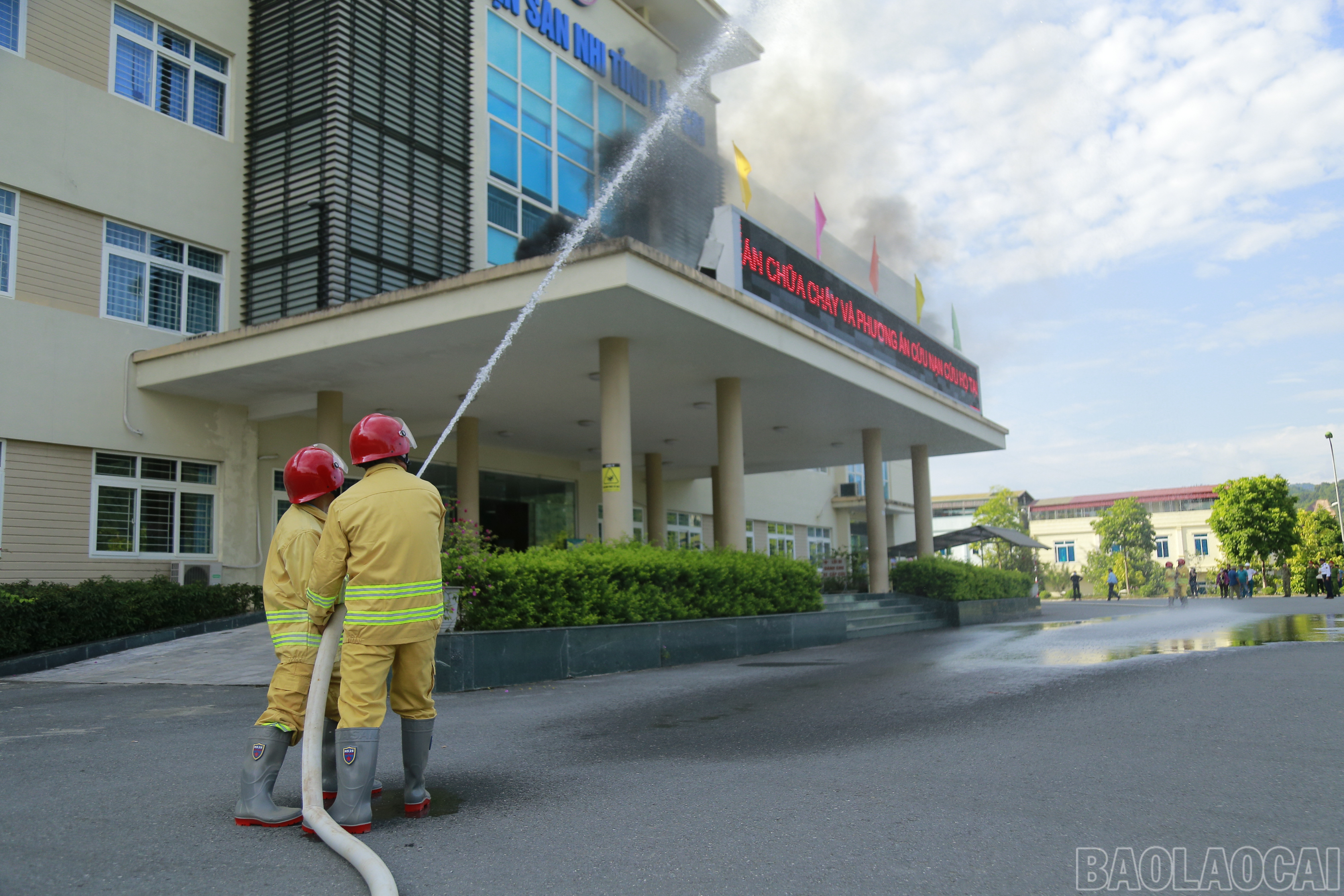 Ngay sau khi phát hiện xảy ra sự cố, các lực lượng tại chỗ đã tiến hành chữa cháy. baolaocai_dientap (1).JPG