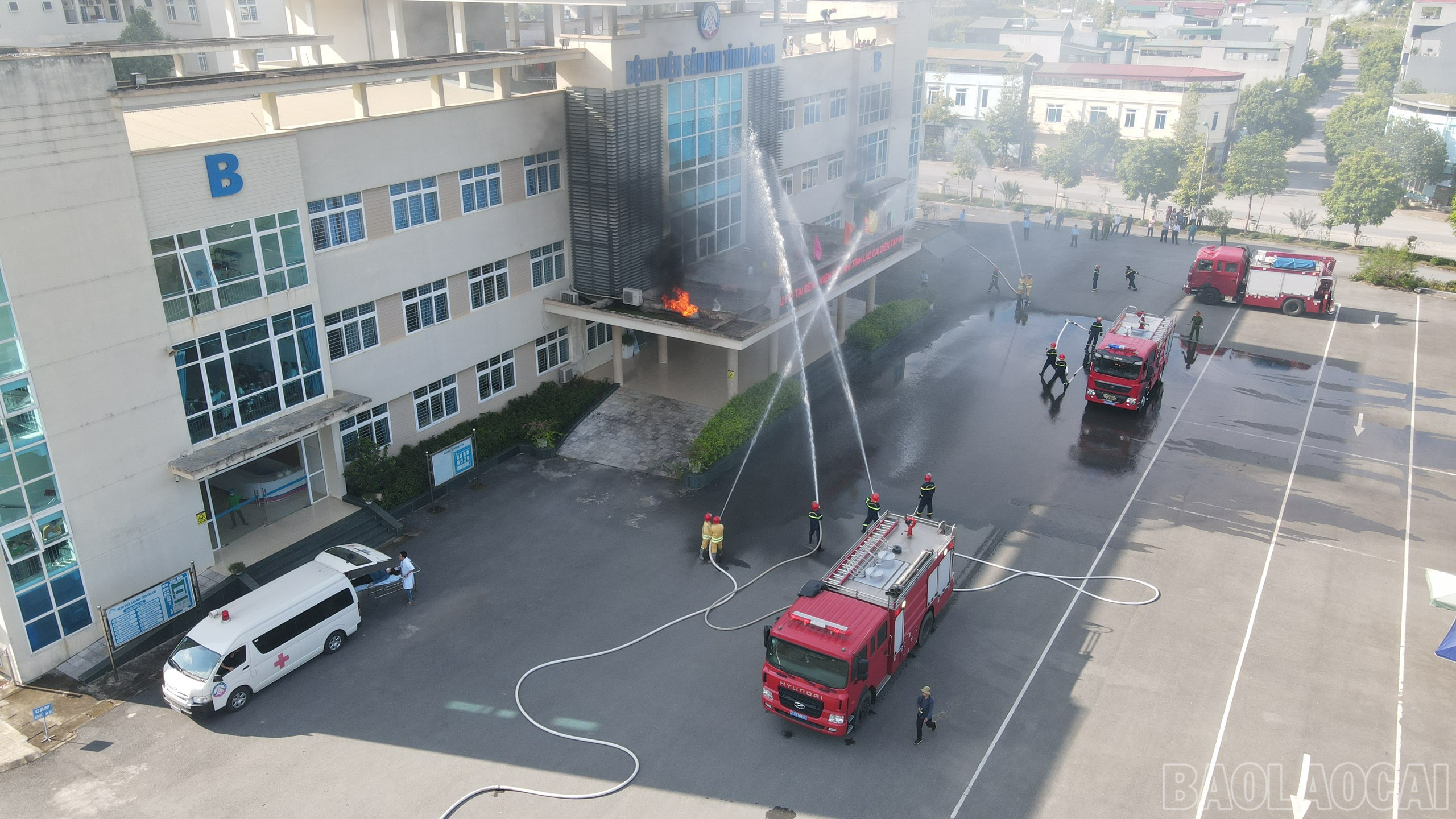 Các lực lượng phối hợp nhịp nhàng khống chế đám cháy. baolaocai_dientap (8).jpg