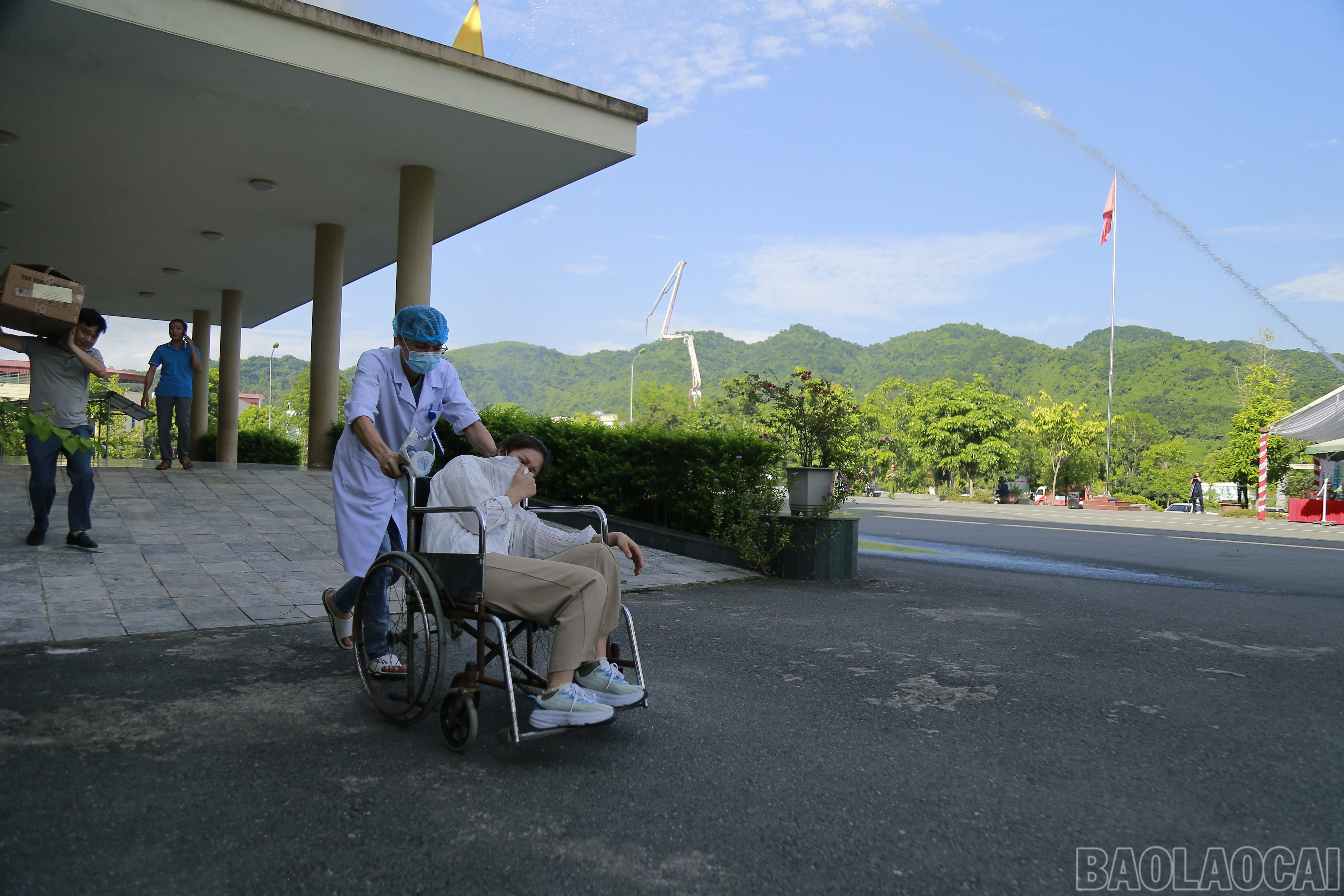 Di chuyển người bệnh bị mắc kẹt trong đám cháy. baolaocai_dientap (2).JPG