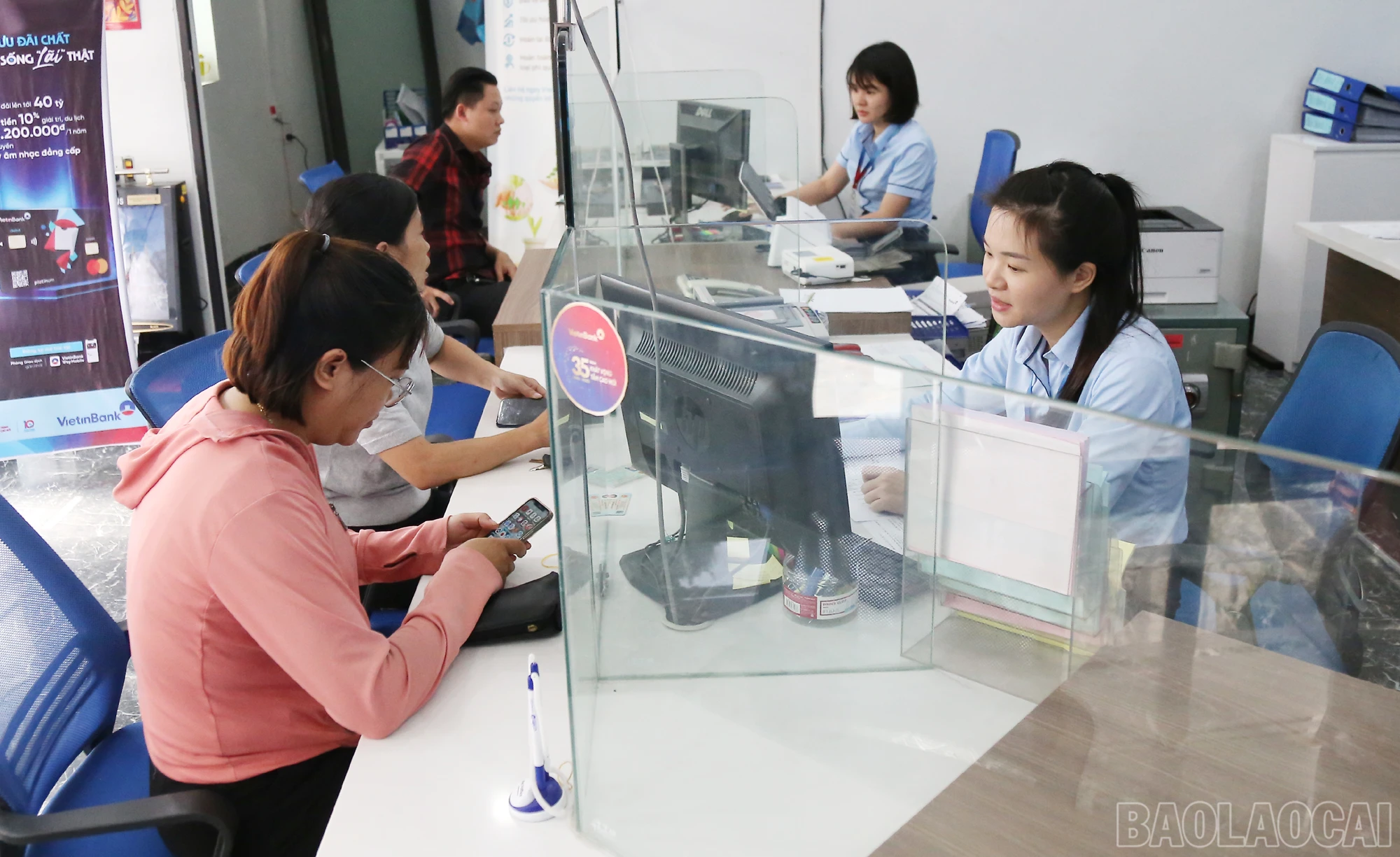 baolaocai_Các ngân hàng thương mại trên địa đáp ứng nguồn vốn phục vụ sản xuất và tiêu dùng của người dân và doanh nghiệp..jpg