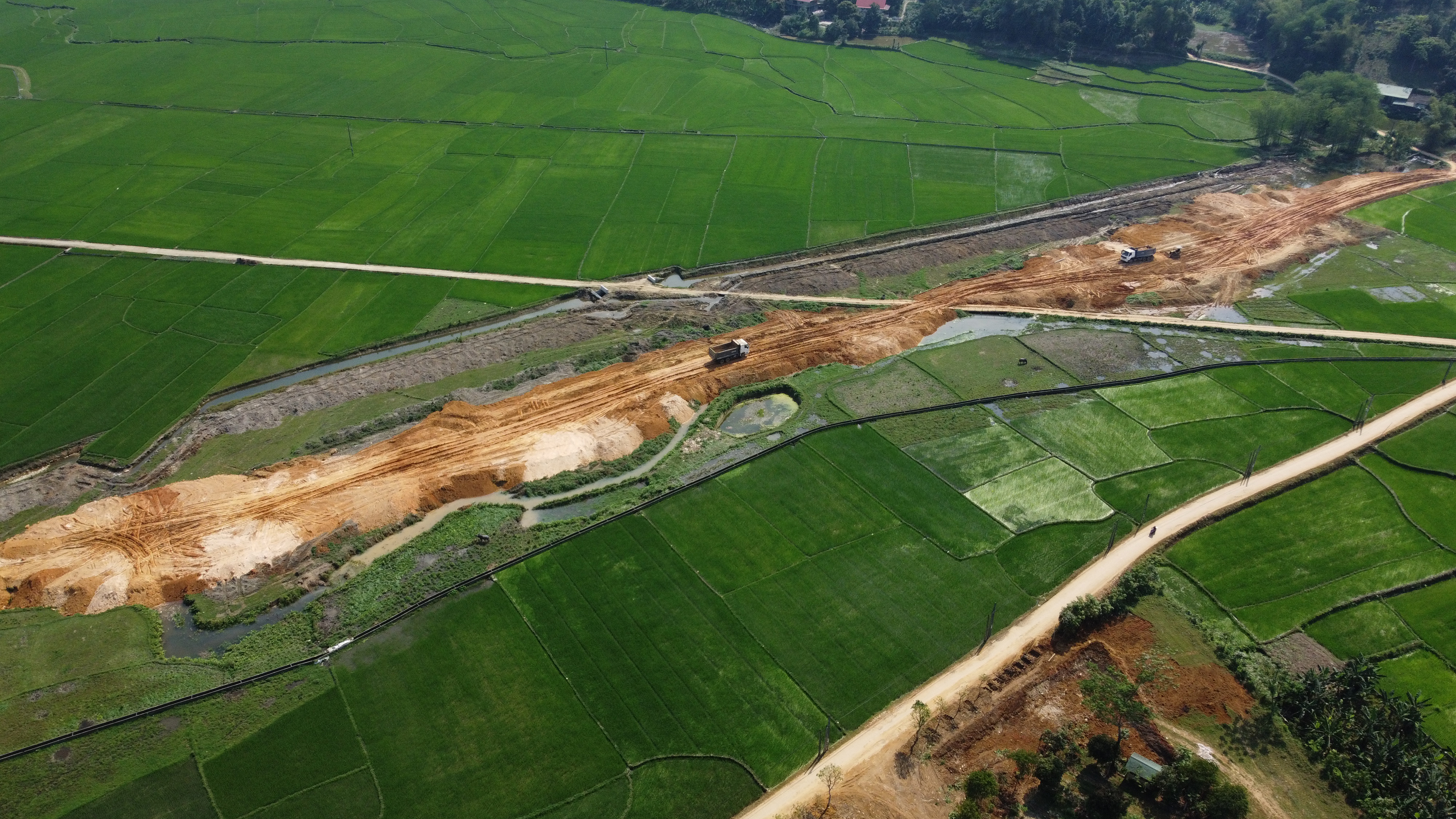 Đơn vị thi công đắp nền một tuyến đường tại xã Võ Lao, Văn Bàn.JPG