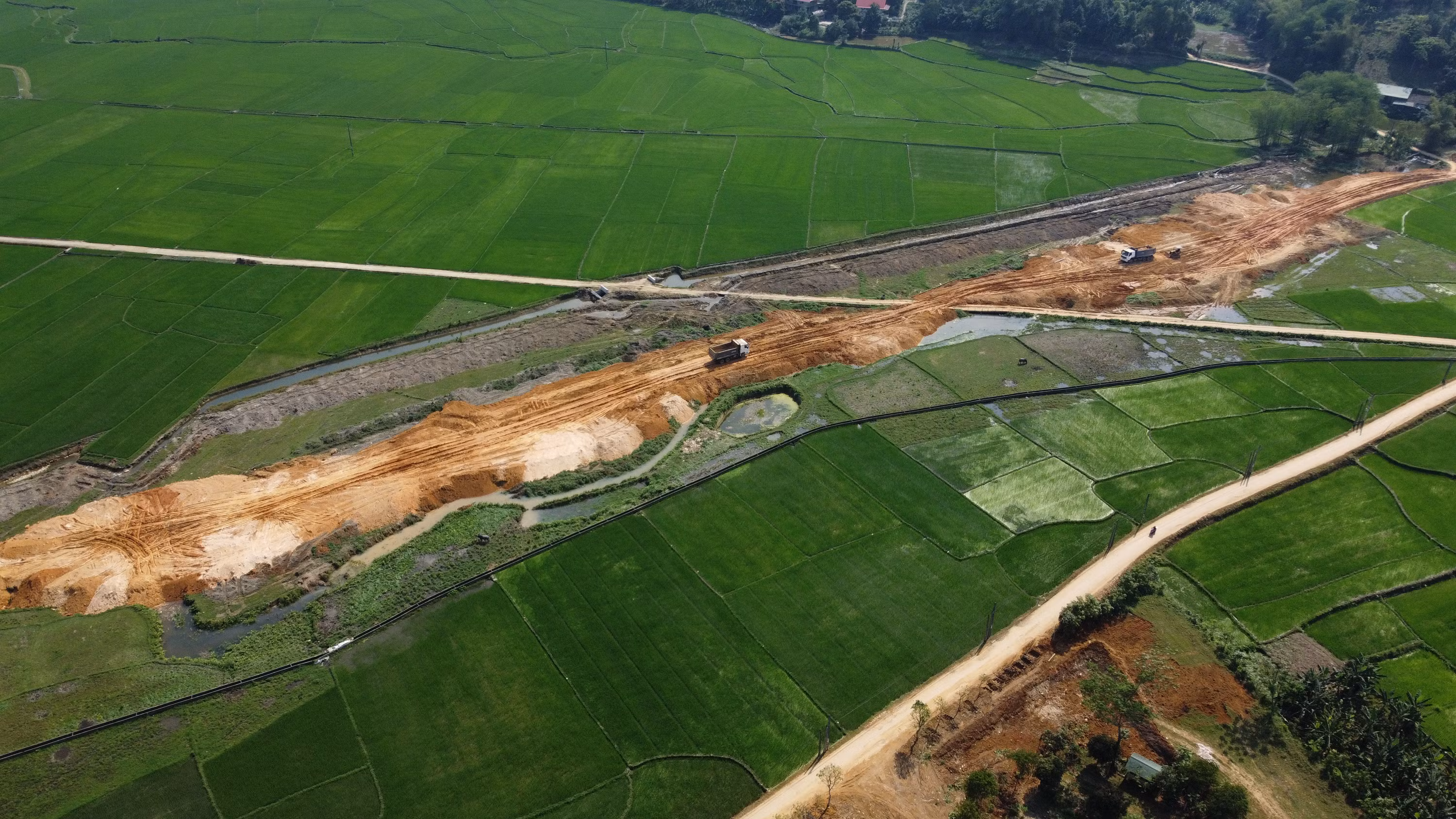 Đơn vị thi công đắp nền một tuyến đường tại xã Võ Lao, Văn Bàn.JPG