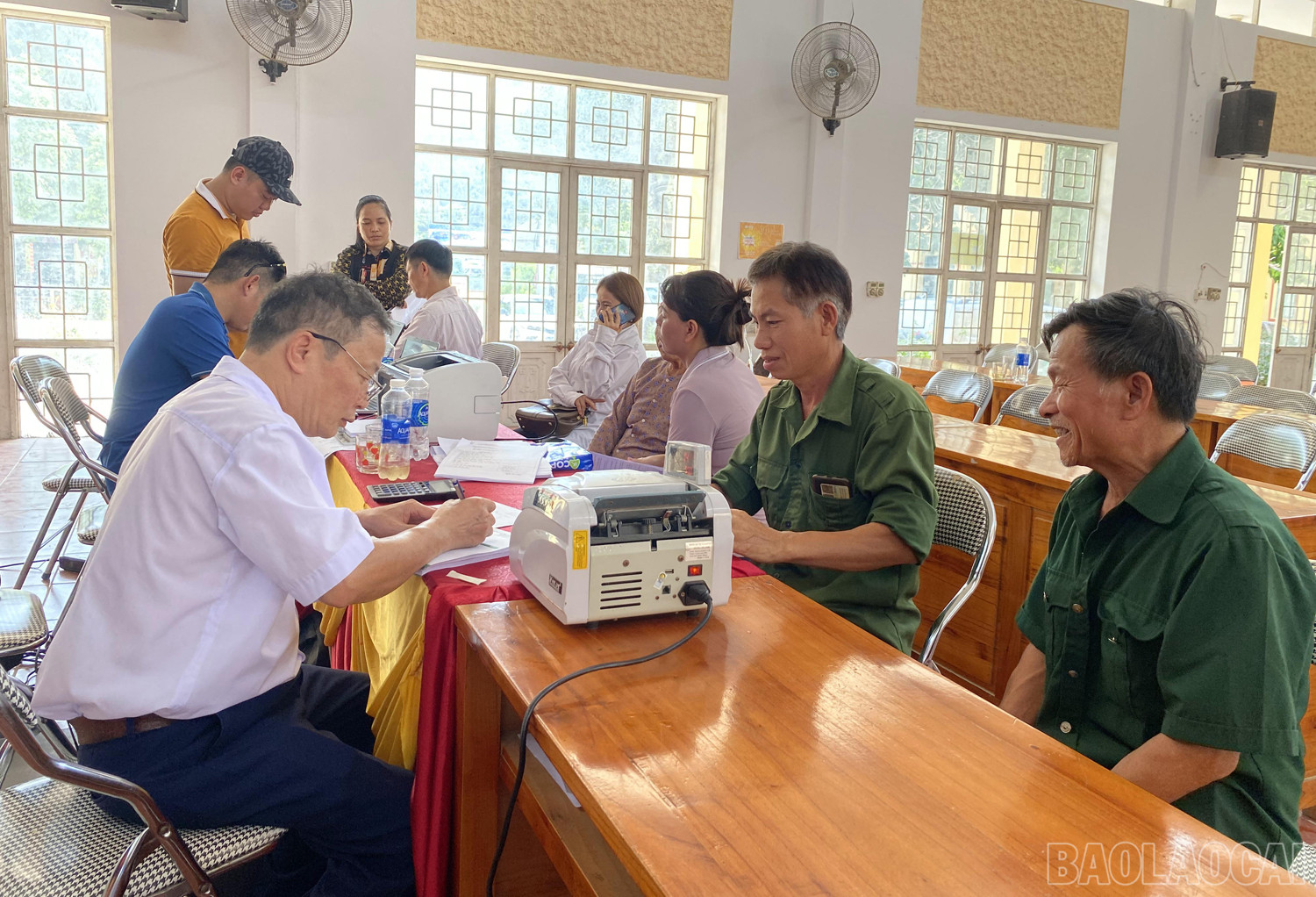 Việc chi trả chế độ cho các hộ trong diện phải giải phóng mặt bằng vẫn tiếp tục thực hiện. baolaocai_sanbay (3).JPG