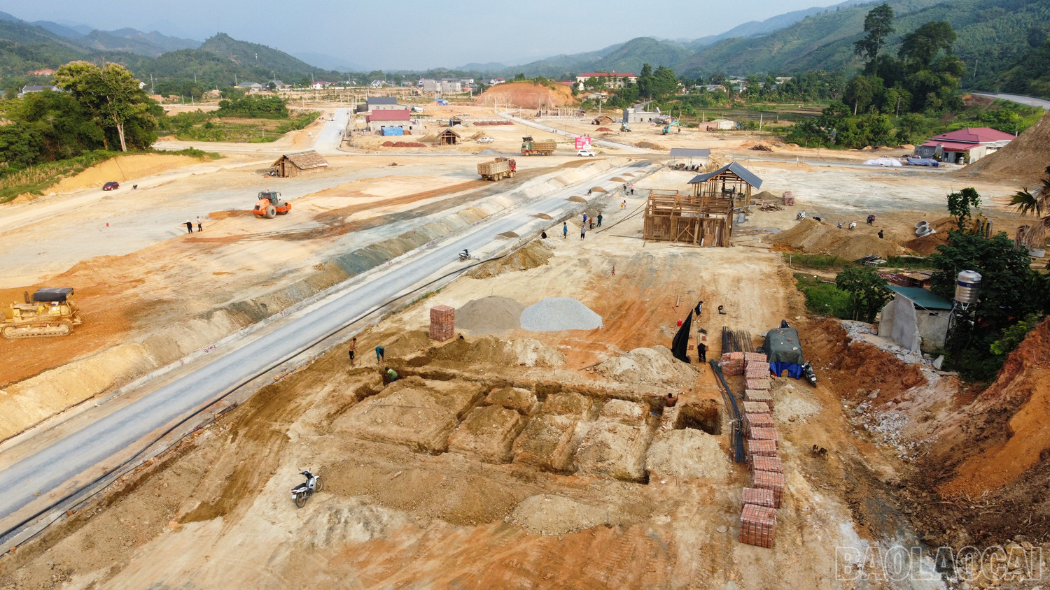 Khu tái định cư Cảng hàng không Sa Pa những ngày này như một đại công trường. baolaocai_sanbay (7).JPG