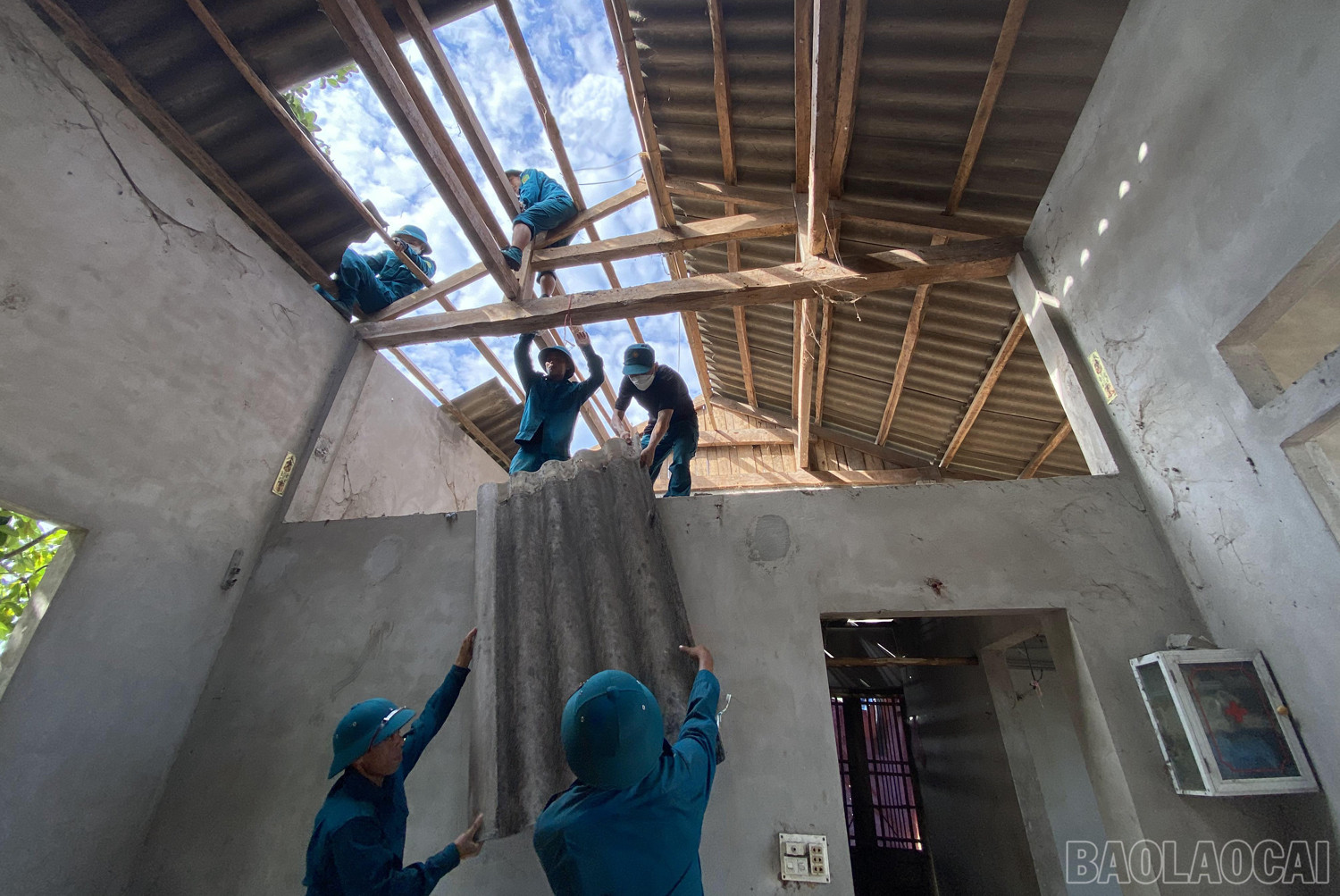 Một tuần qua, các lực lượng đã hỗ trợ di chuyển 15 nhà. baolaocai_sanbay (9).JPG