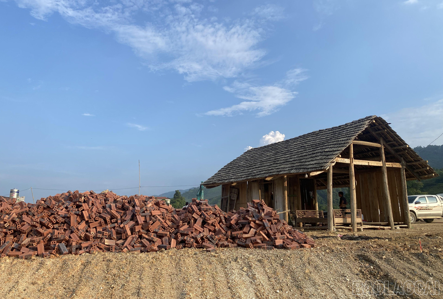 Một hộ dân chuẩn bị sẵn vật liệu dựng để khởi công nhà. baolaocai_sanbay (6).JPG