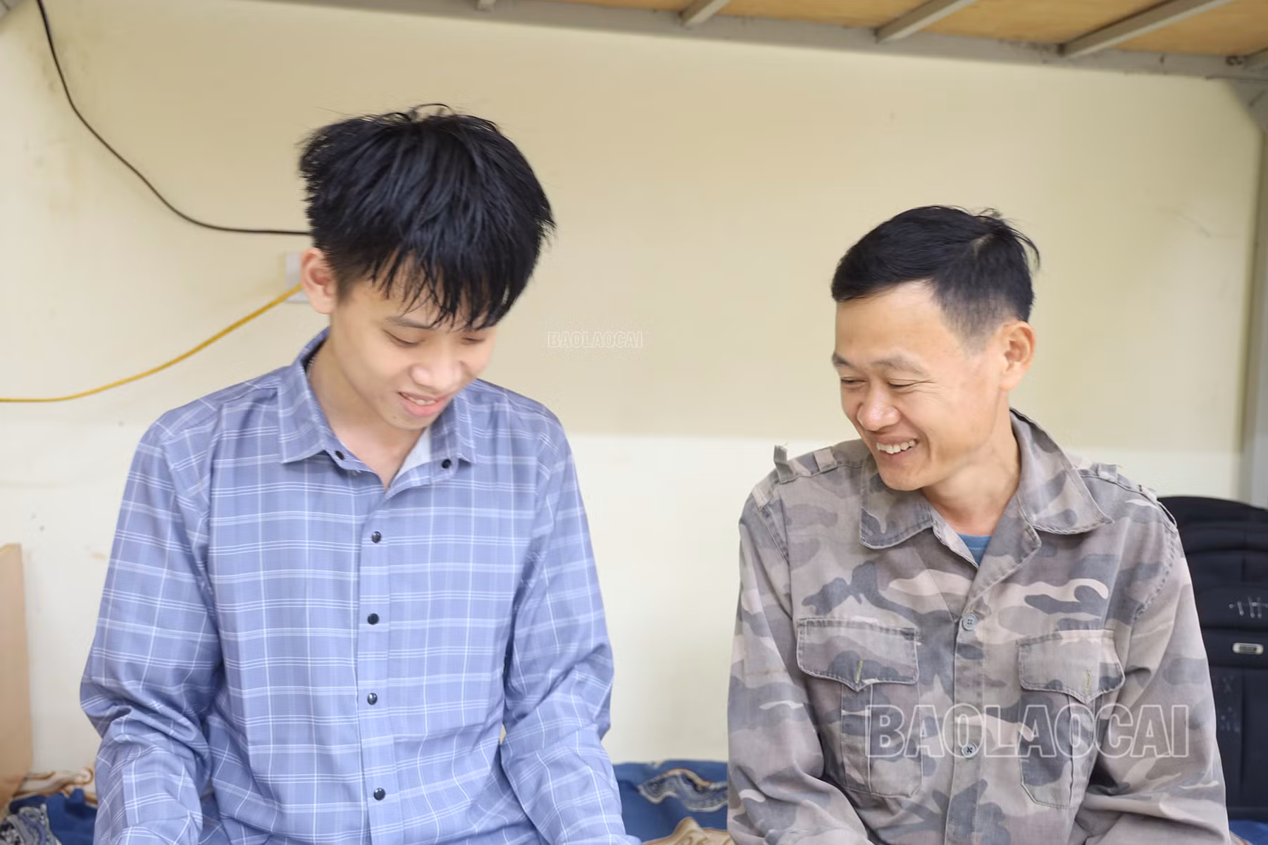 Ông Ma Văn Tám vui vẻ khi con trai kịp bình phục để tham dự kỳ thi.