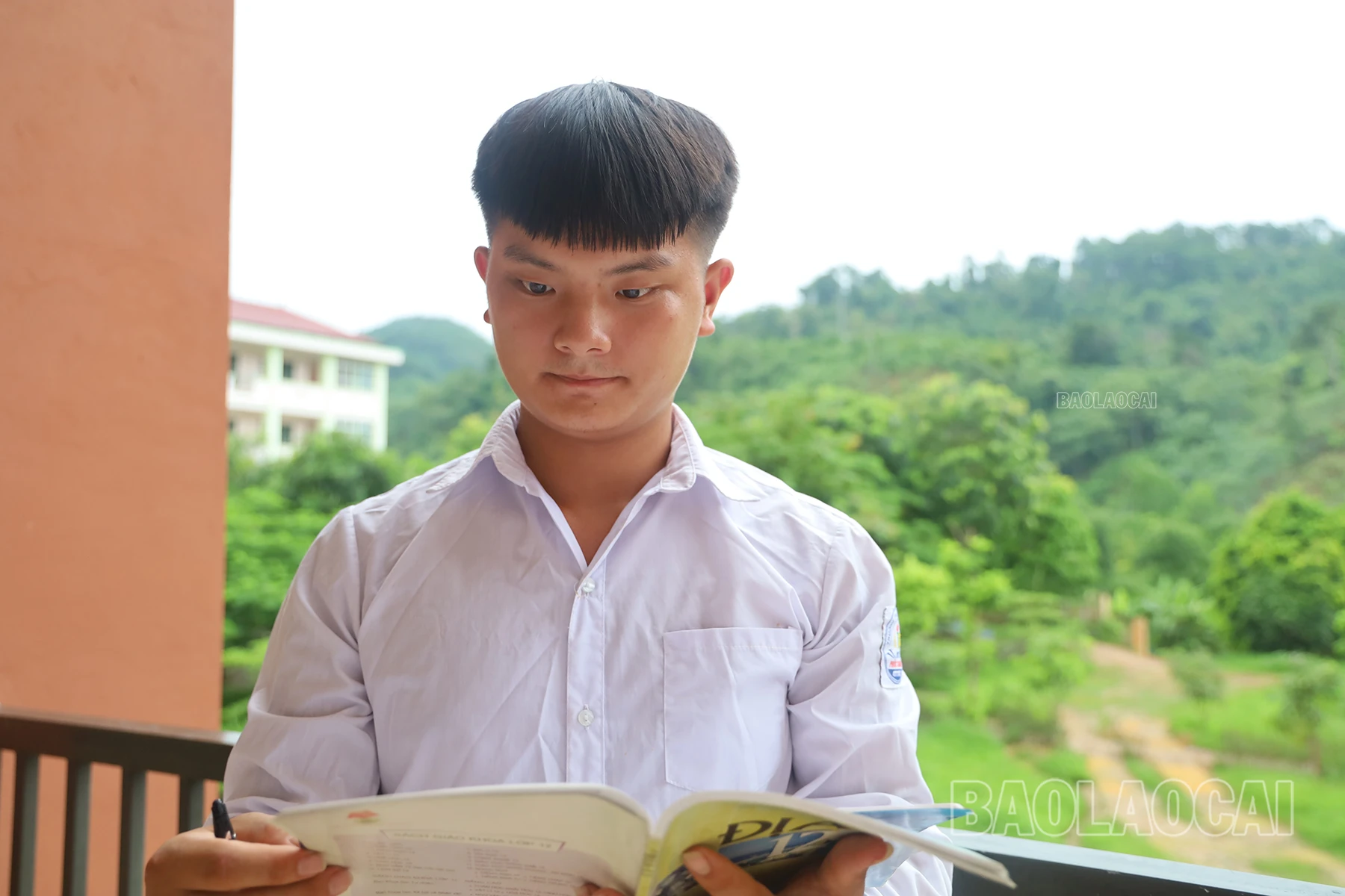 Cư A Chư tranh thủ ôn lại bài vở trước ngày thi.