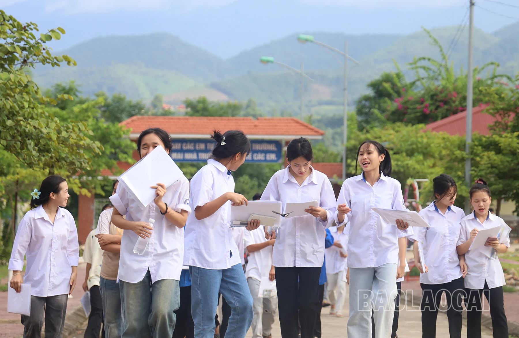 Thí sinh rời phòng thi với nhiều tâm trạng khác nhau.