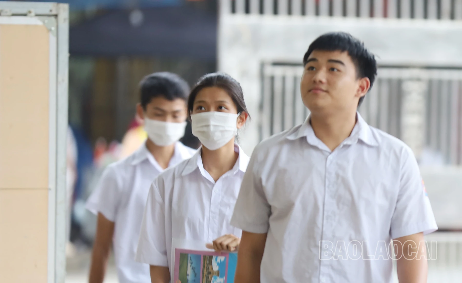 Thí sinh tại điểm thi số 1 huyện Bảo Yên đến phòng thi từ sớm.