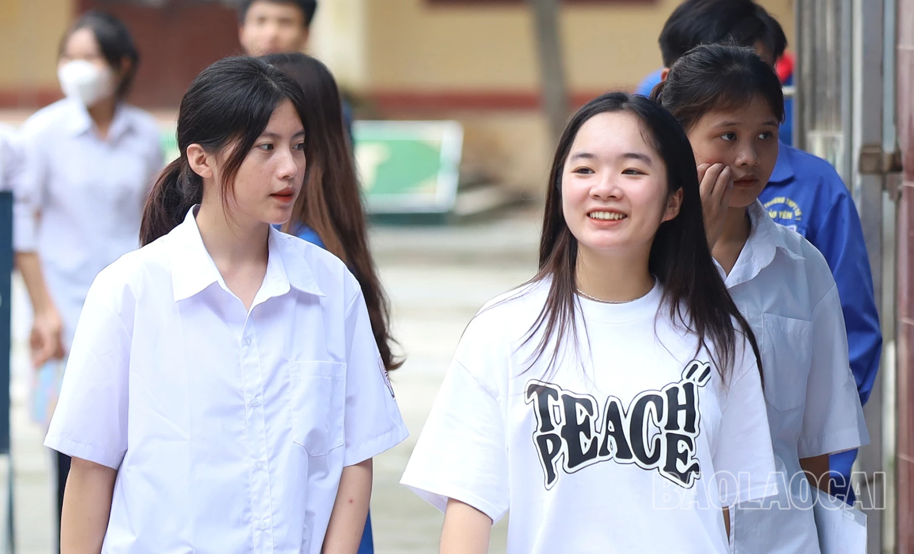 Thí sinh Bảo Yên rời phòng thi với tâm trạng phấn khởi.