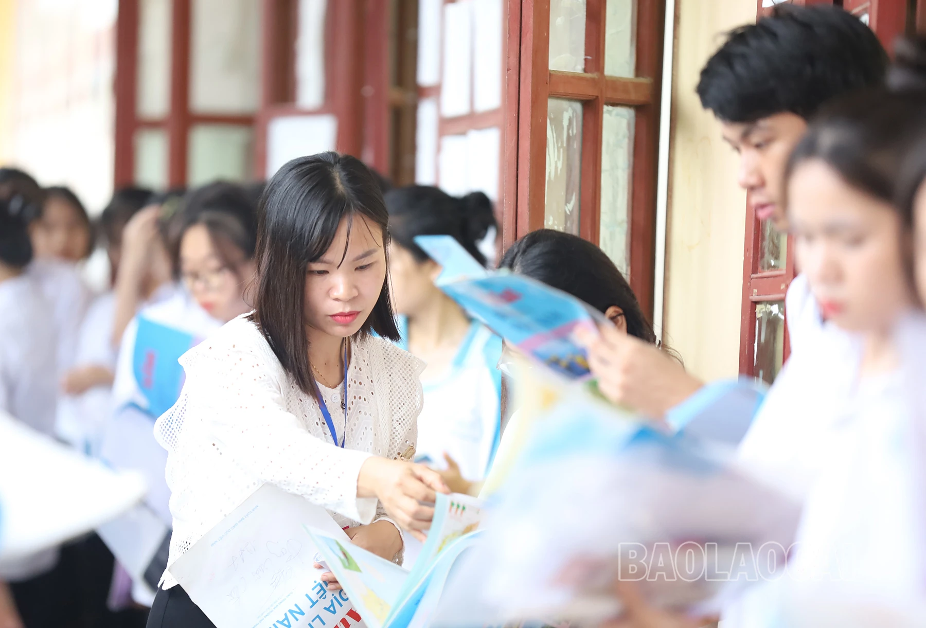 Cán bộ giám sát kiểm tra Atlat của thí sinh.