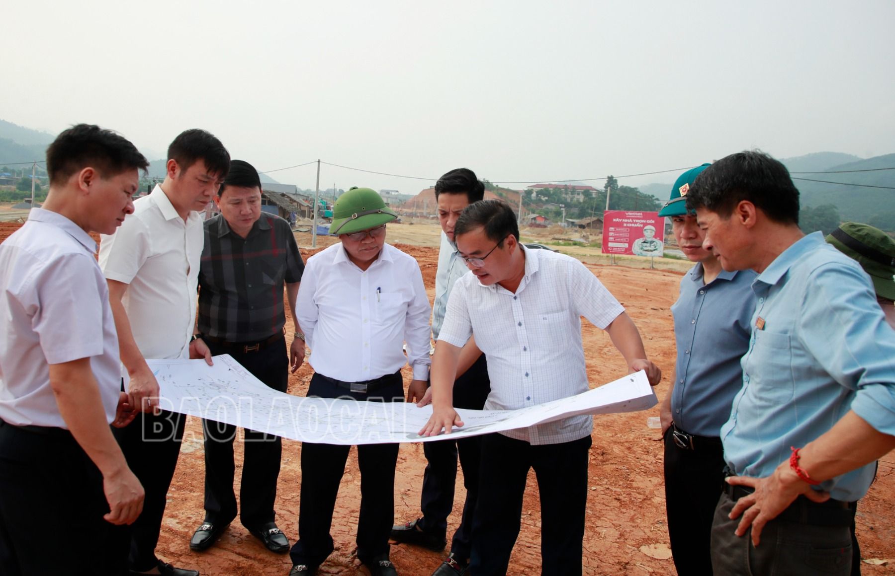 Đồng chí Nguyễn Trọng Hài và Đoàn công tác kiểm tra thực địa tại khu tái định cư. _MGL1230.JPG