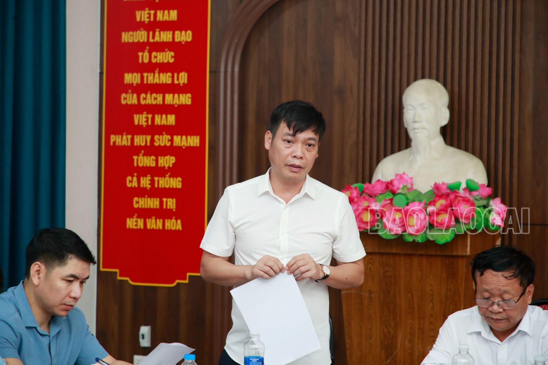 Chủ tịch UBND huyện Bảo Yên Trần Trọng Thông báo cáo tiến độ di chuyển các hộ dân. _MGL1295.JPG