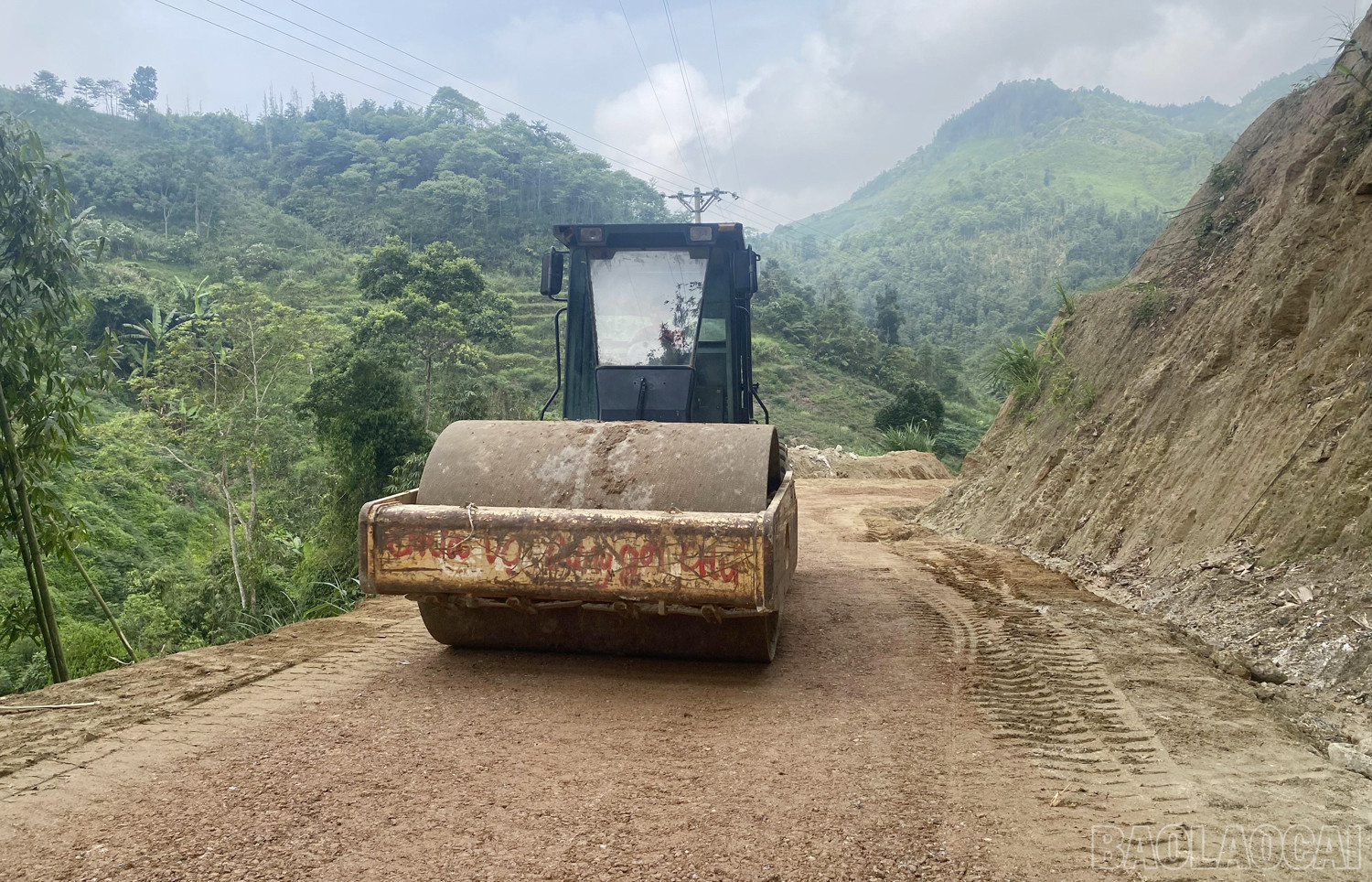 Đường giao thông thuận tiện nâng cao khả năng kết nối, tạo thuận lợi cho người dân giao thương phát triển kinh tế. baolaocai_gt.JPG