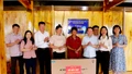 Bộ trưởng Đỗ Đức Duy và đoàn công tác tặng quà cho gia đình Lò Văn Luân tổ 3, xã Hạnh Phúc