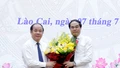 Đồng chí Trịnh Xuân Trường, Bí thư Tỉnh ủy, Chủ tịch HĐND tỉnh tặng hoa chúc đồng chí Tạ Văn Long - nguyên Phó Bí thư Thường trực Tỉnh ủy, nguyên Chủ tịch HĐND tỉnh nghỉ chế độ