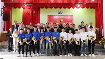 Xã Liên Sơn kết nạp 10 đảng viên mới là tân binh nhập ngũ năm 2026