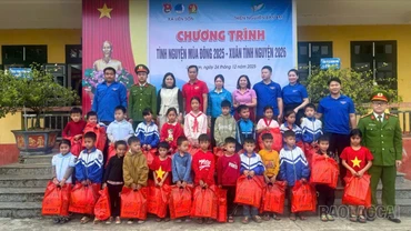 95 suất quà được tuổi trẻ xã Liên Sơn trao trong chương trình Tình nguyện mùa đông