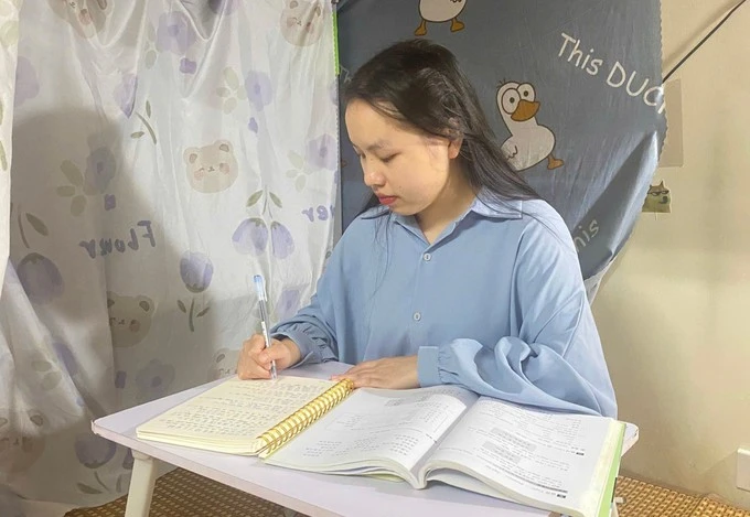 Sau mỗi tiết học trên giảng đường, Phương chăm chỉ rèn luyện kỹ năng viết lách, trau dồi kiến thức làm báo.