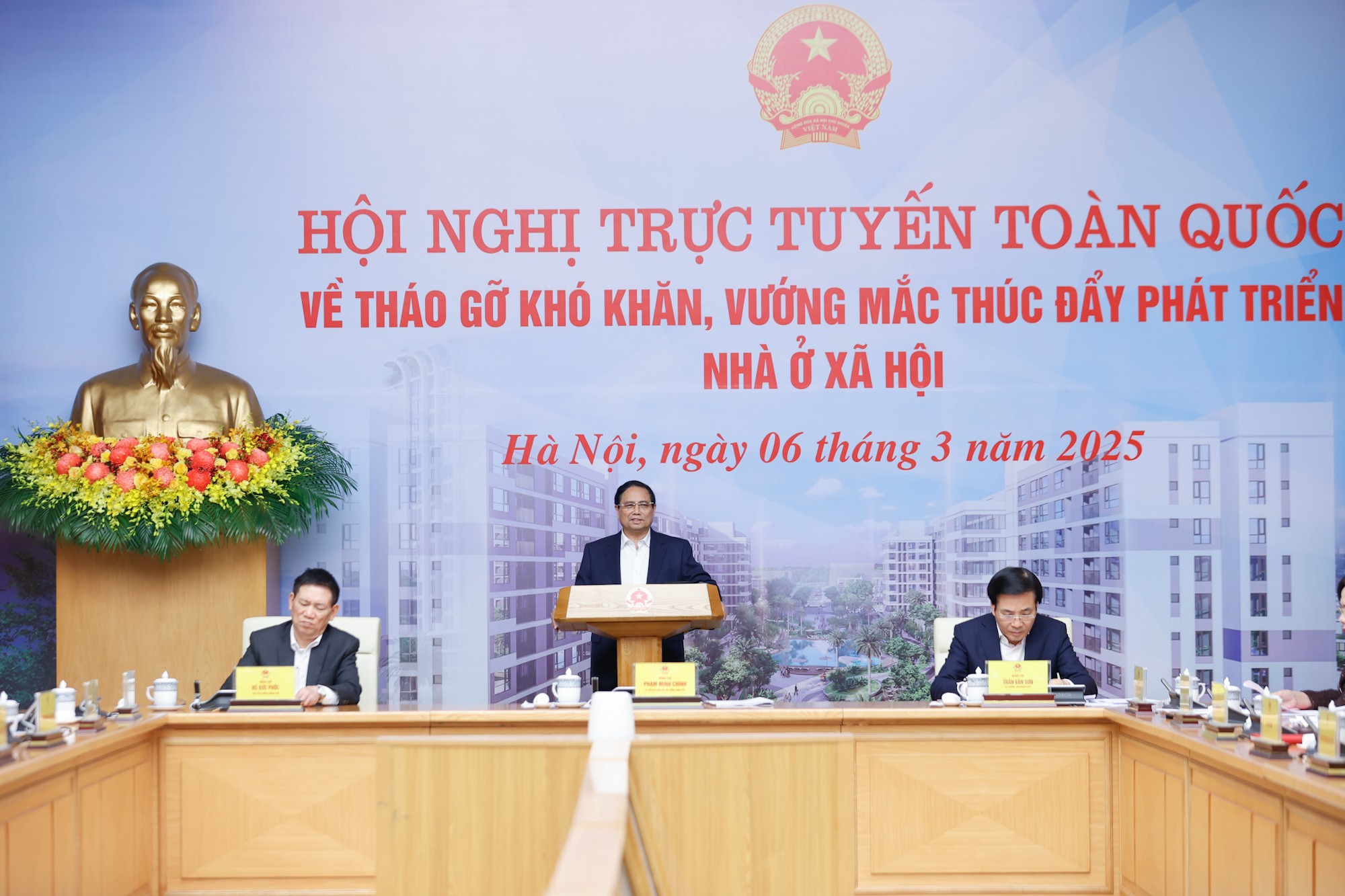 Thủ tướng đề nghị các doanh nghiệp triển khai các dự án nhà xã hội thực hiện đúng quy định, không để xảy ra tiêu cực, tham nhũng; các địa phương phải thành lập ban chỉ đạo về phát triển nhà ở xã hội; các dự án đã khởi công xây dựng thì phải hoàn thành, đưa vào sử dụng ngay trong năm 2025 - Ảnh: VGP/Nhật Bắc img8993-17412503935131139619051-184.jpg