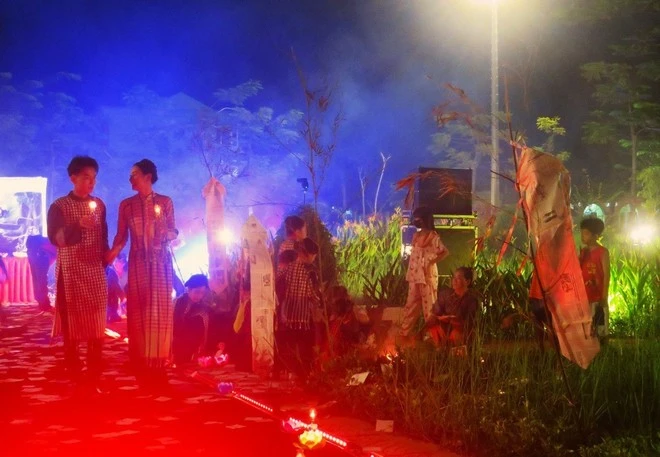 Không gian "Phiên chợ Âm Dương" ma mị bởi ánh sáng từ những ngọn đèn dầu dẫn lối. (Ảnh: Ánh Tuyết/TTXVN)