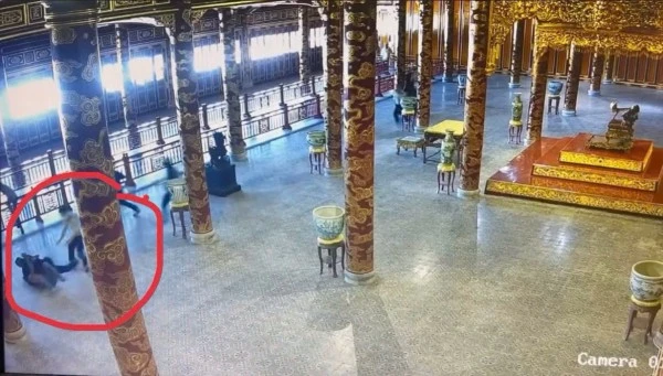 Hồ Văn Phương Tâm bị lực lượng bảo vệ khống chế ngay sau khi xâm hại BVQG ngai vua triều Nguyễn.