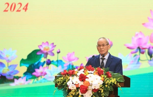 TS Mai Liêm Trực, nguyên Thứ trưởng thường trực Bộ Bưu chính Viễn thông (nay là Bộ Thông tin và Truyền thông) đọc diễn văn tại Lễ kỷ niệm 70 năm Trường Học sinh miền Nam trên đất Bắc.