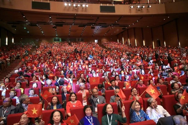 Các đại biểu tham dự buổi lễ.