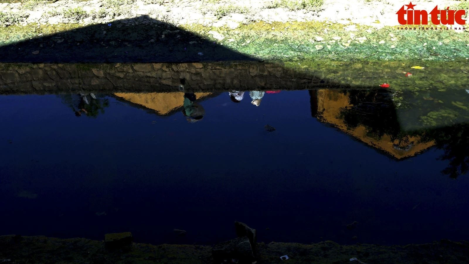 Bóng nước in hình phố cổ Hội An một ngày mùa thu.