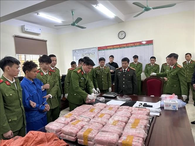 Lãnh đạo Công an tỉnh Sơn La chỉ đạo công tác kiểm đếm số lượng ma túy. Ảnh: TTXVN phát