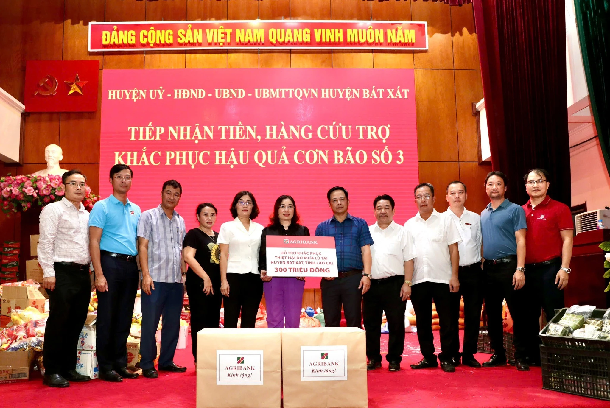 Nhiều cơ quan, doanh nghiệp, tổ chức, cá nhân ủng hộ giúp đỡ địa phương khắc phục hậu quả mưa lũ.jpg