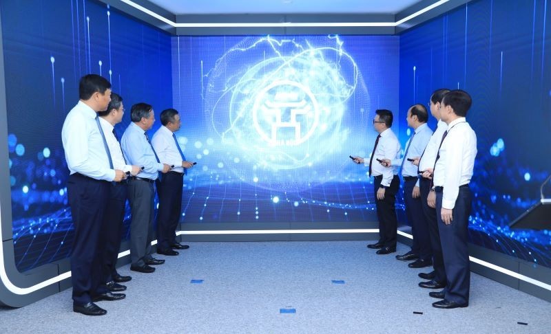 Các đại biểu thực hiện nghi thức khai trương Trung tâm Báo chí Thủ đô Hà Nội. 9-5-khai-truong-6740-8190.jpg