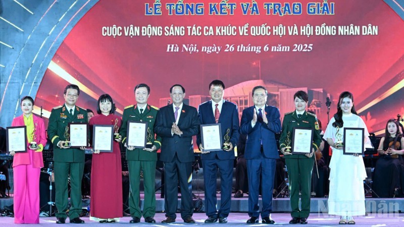 Chủ tịch Quốc hội Trần Thanh Mẫn và Phó Chủ tịch Quốc hội Trần Quang Phương trao cúp và giấy chứng nhận cho 5 tác giả, nhóm tác giả đạt Giải B. z6745120394869-f0016724211867f879922e35962c6c52-2934.jpg