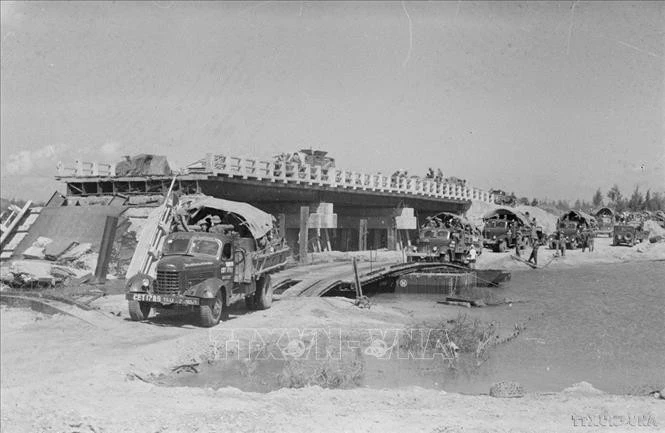 Các đơn vị xe tăng và bộ binh cơ giới tiến vào giải phóng Buôn Ma Thuột (tháng 3/1975). Ảnh: Anh Tôn/TTXVN